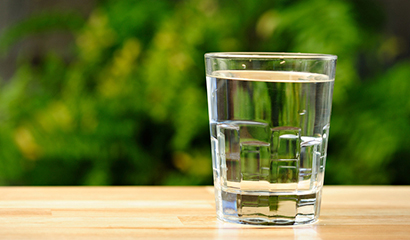 ¿Cuánta agua deberías tomar al día y por qué?