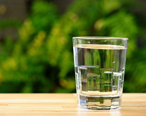 ¿Cuánta agua deberías tomar al día y por qué?